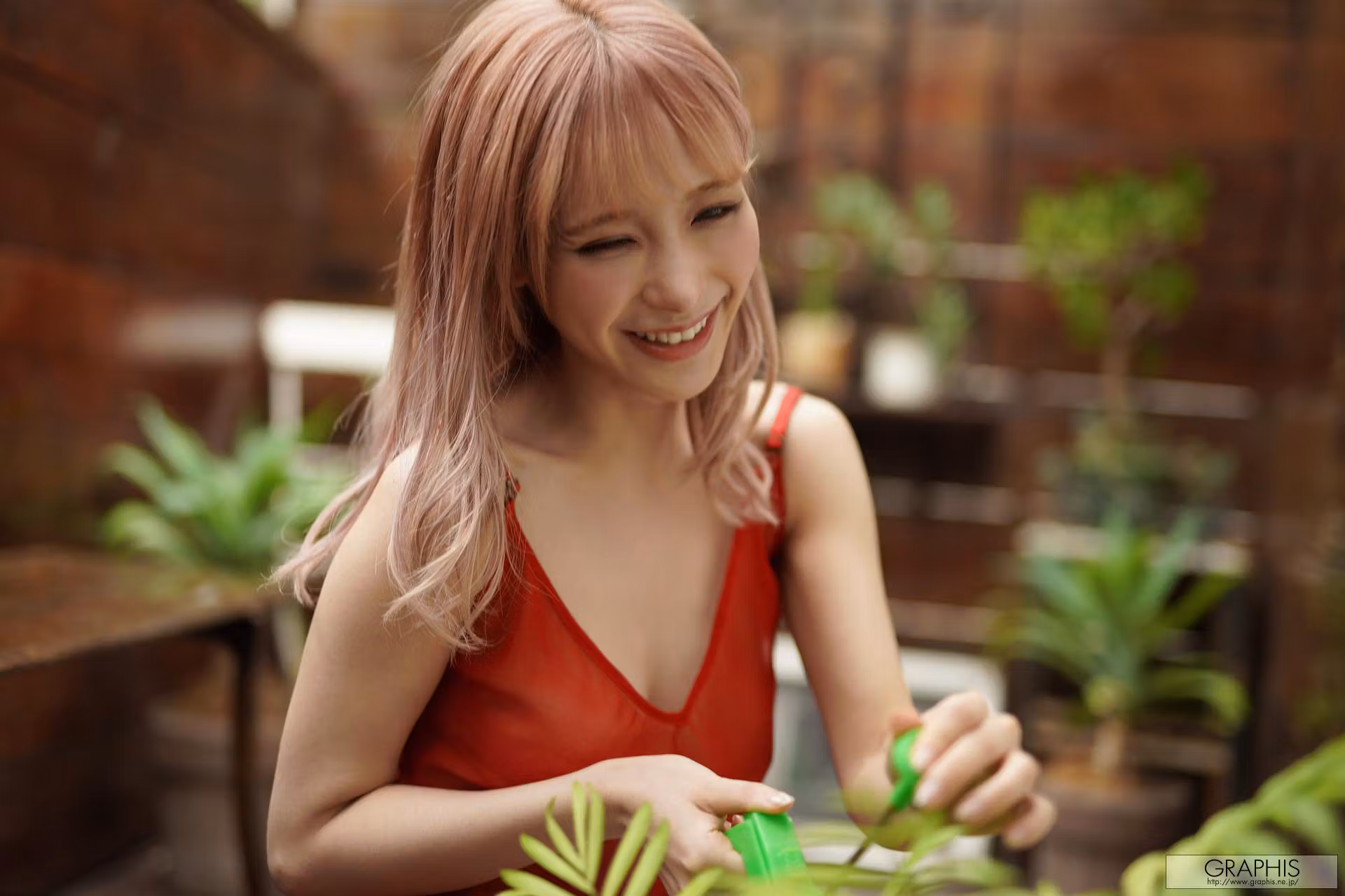 带有独特夏日反差魅惑的户外照